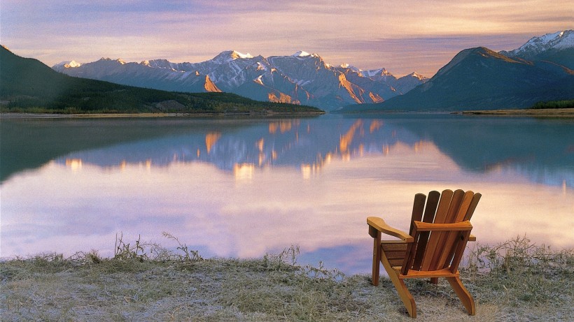 点击大图看下一张：休闲的木椅图片