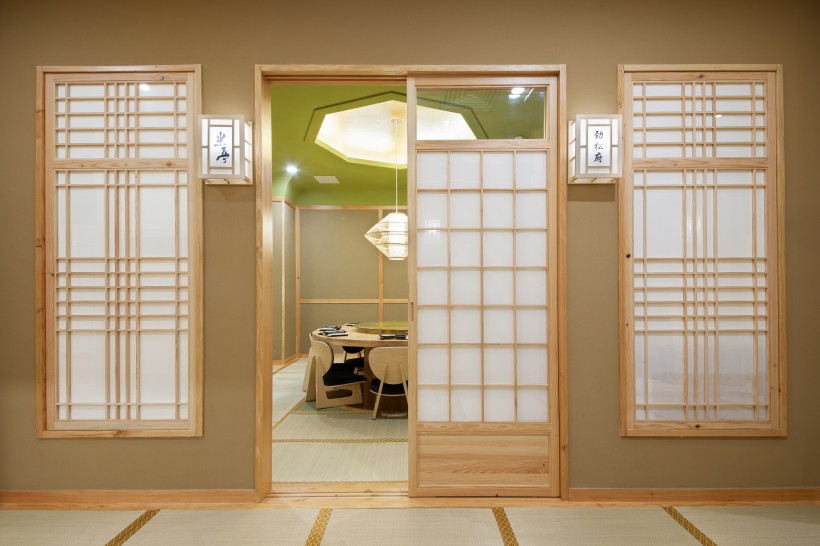 点击大图看下一张：日本餐厅内部陈设图片