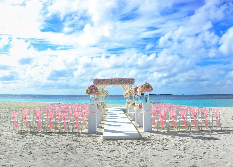 点击大图看下一张：沙滩上的婚礼装饰图片