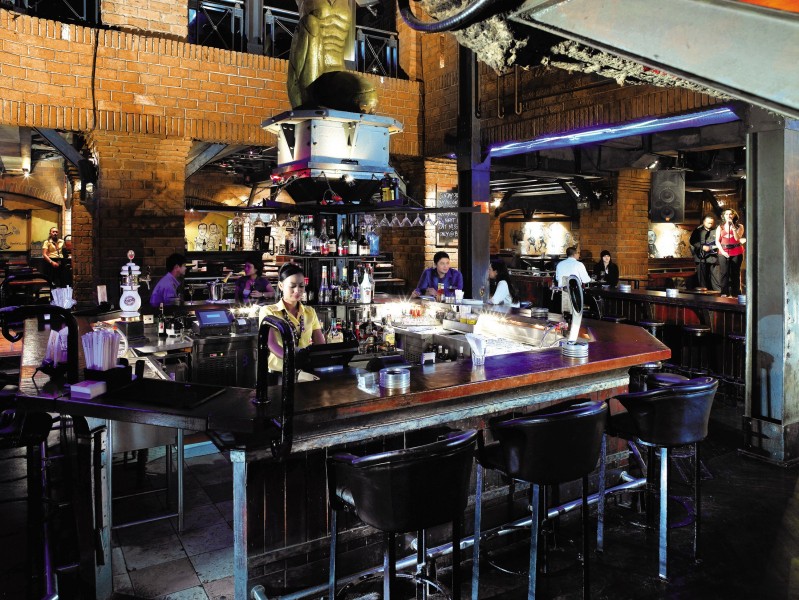 点击大图看下一张：雅加达香格里拉饭店酒吧图片