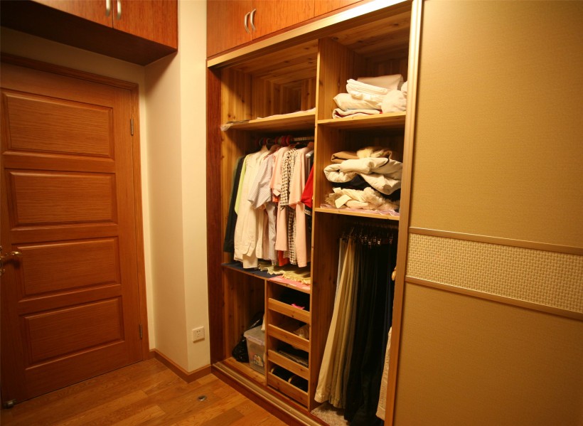 点击大图看下一张：简单的衣柜图片
