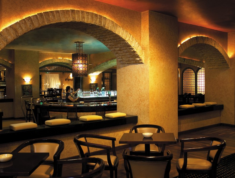 点击大图看下一张：印尼泗水香格里拉大酒店酒吧图片