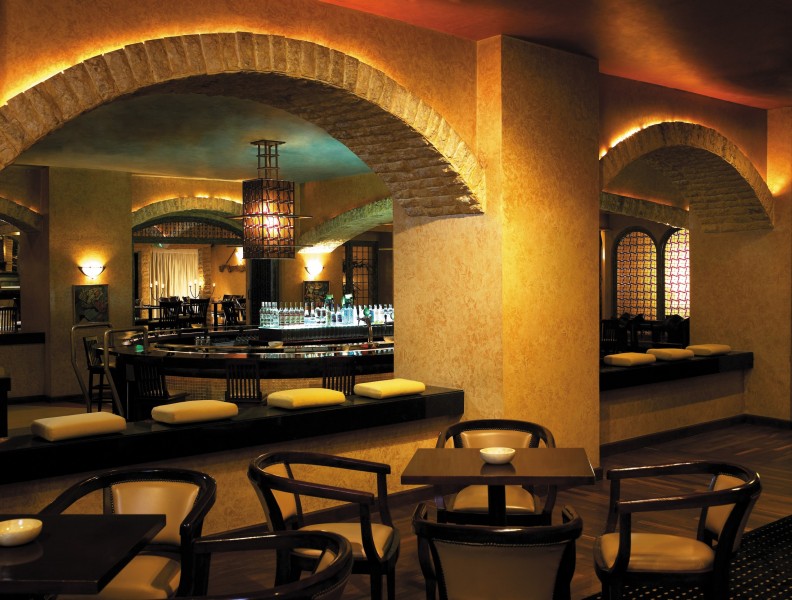 点击大图看下一张：印尼泗水香格里拉大酒店酒吧图片