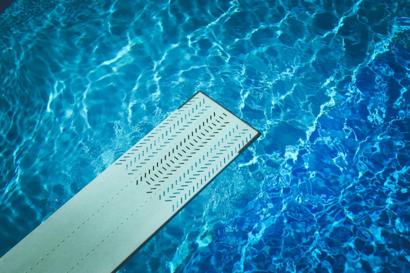 点击大图看下一张：湛蓝的游泳池图片