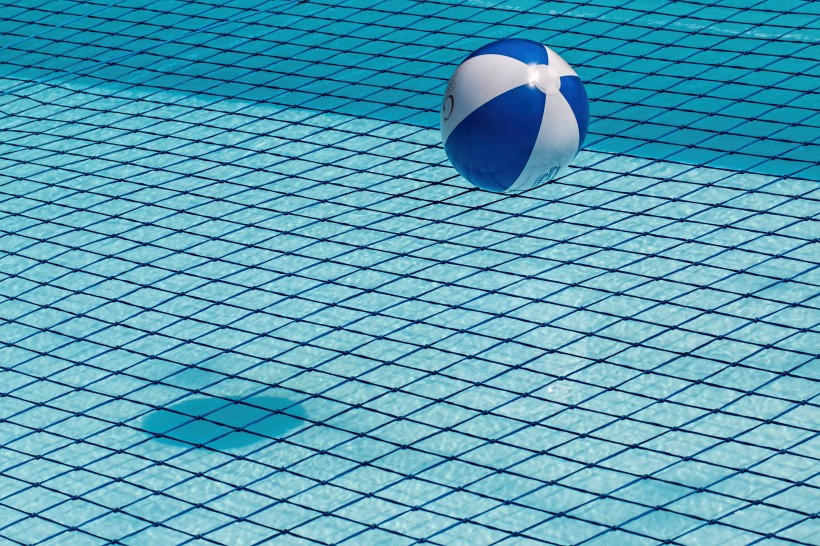 点击大图看下一张：湛蓝的游泳池图片