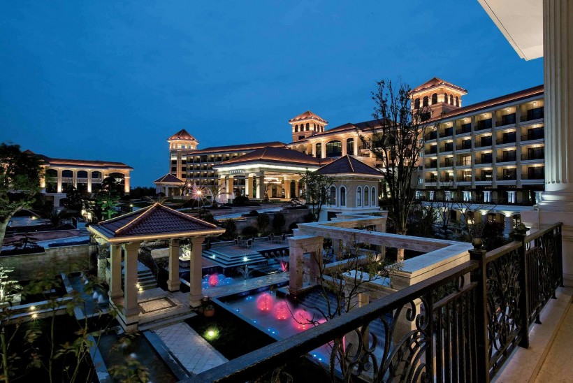 点击大图看下一张：中国上海东方佘山索菲特大酒店图片