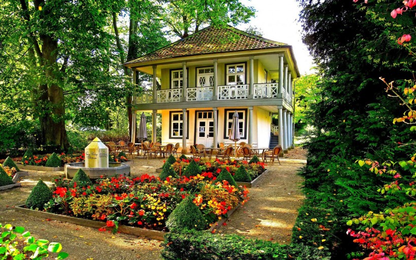 点击大图看下一张：别墅花园图片