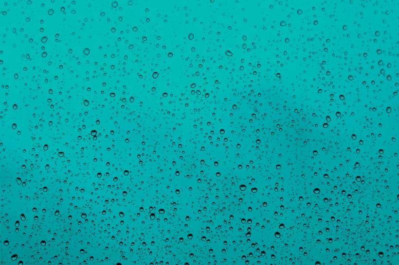 点击大图看下一张：玻璃窗上的雨滴图片
