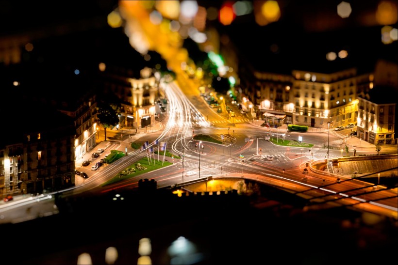 点击大图看下一张：迷离的城市灯光和璀璨的城市夜景图片