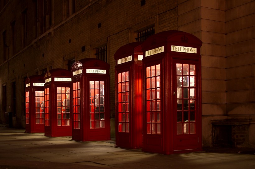 点击大图看下一张：街上红色的电话亭图片