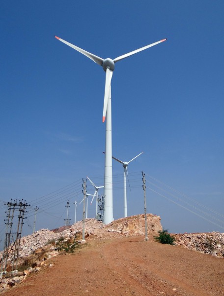 点击大图看下一张：高大的风力发电机图片