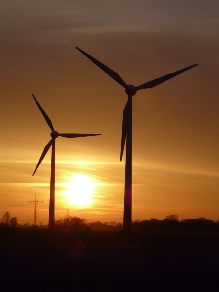 点击大图看下一张：唯美黄昏里的风力发电机图片