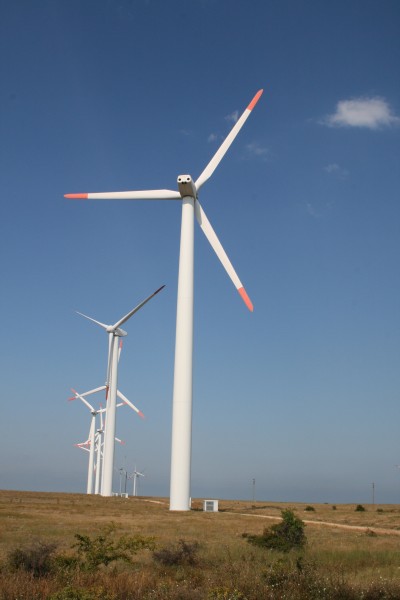 点击大图看下一张：高大的风力发电机图片