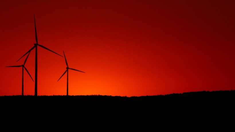 点击大图看下一张：唯美黄昏里的风力发电机图片