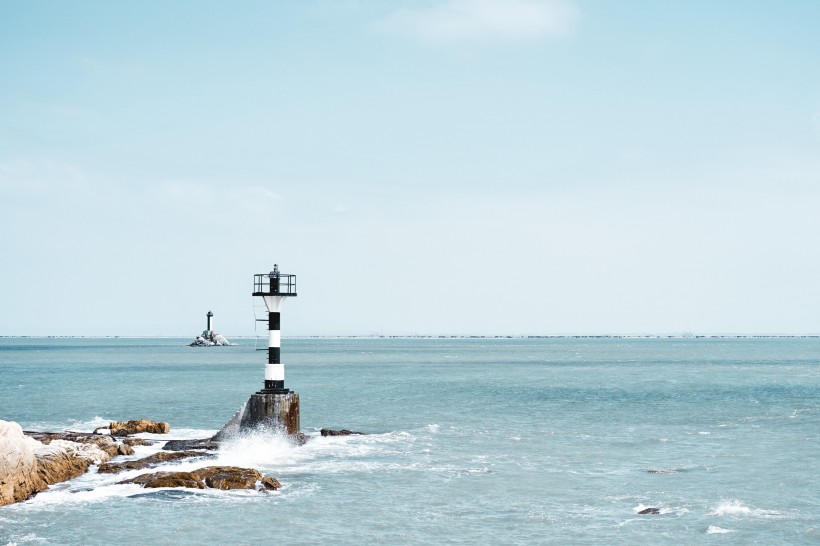点击大图看下一张：海岸线上耸立的灯塔图片