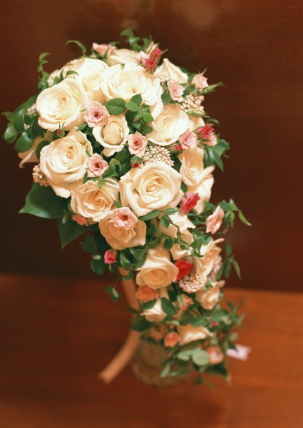 点击大图看下一张：婚礼玫瑰插花图片