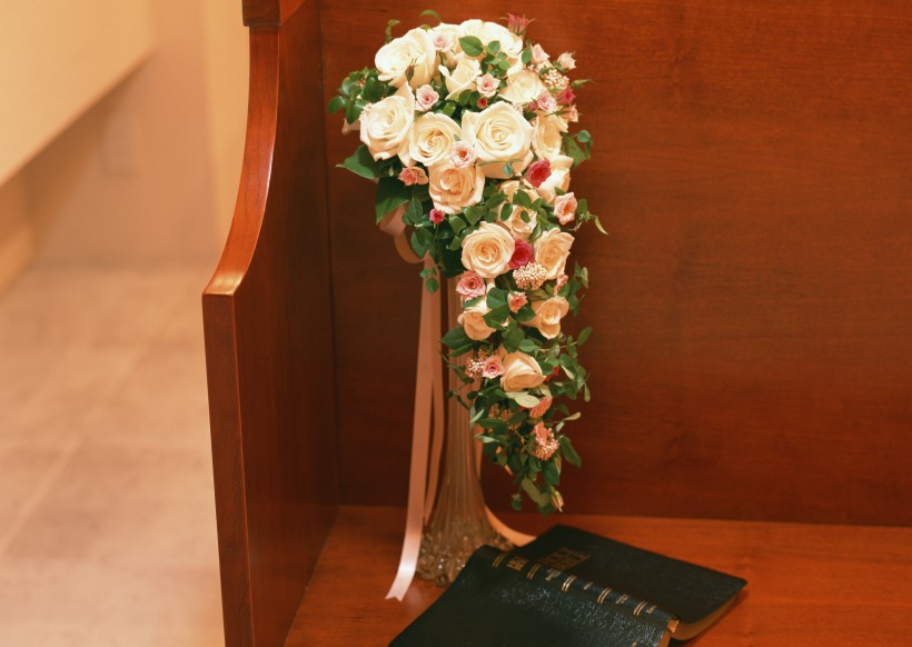 点击大图看下一张：婚礼玫瑰插花图片