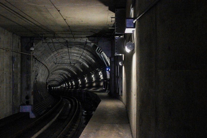 点击大图看下一张：火车隧道图片