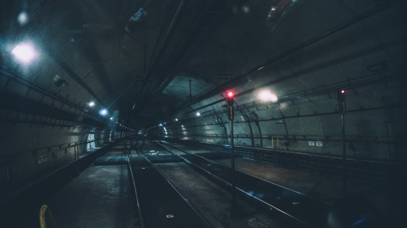点击大图看下一张：火车隧道图片