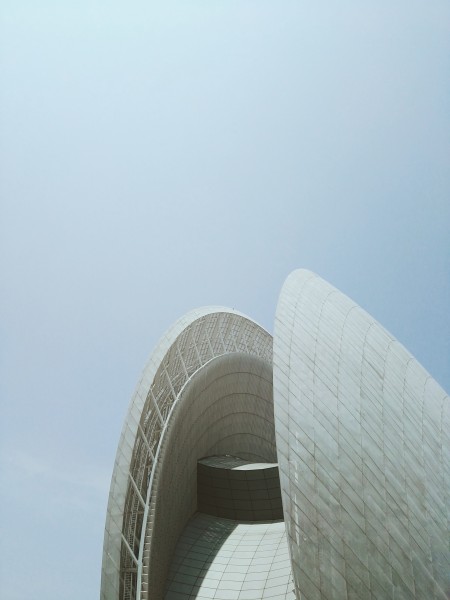 点击大图看下一张：曲线美的现代建筑图片