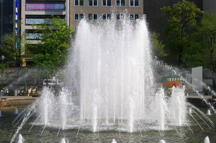 点击大图看下一张：日本札幌大通公园的喷泉图片
