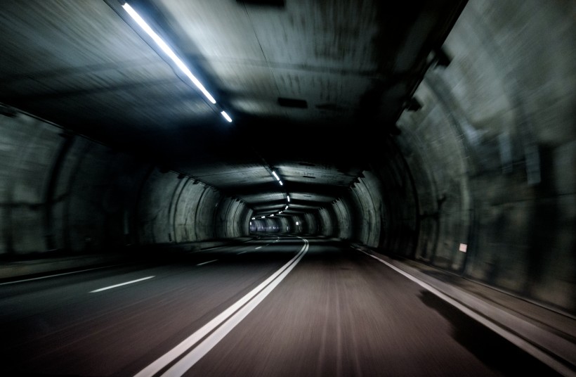 点击大图看下一张：延伸的汽车隧道图片