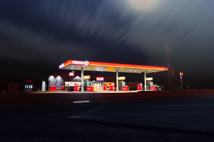 点击大图看下一张：汽车加油站图片