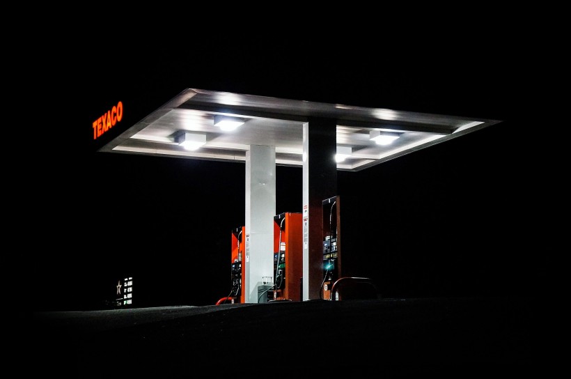 点击大图看下一张：汽车加油站图片