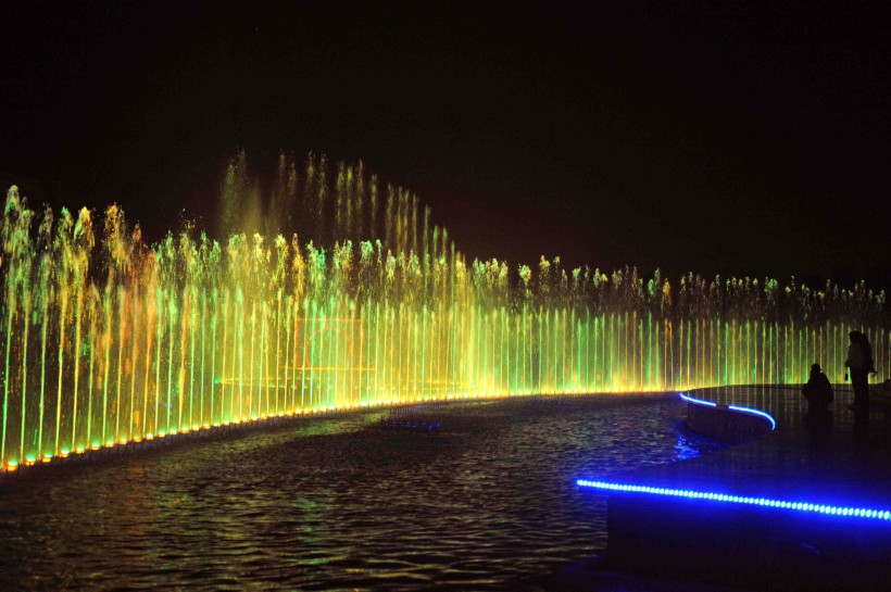 点击大图看下一张：五光十色人工喷泉图片