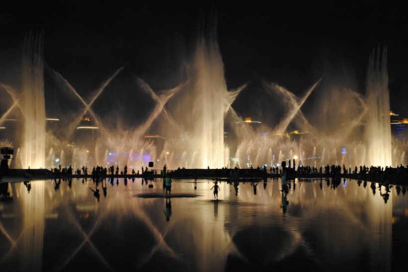 点击大图看下一张：五光十色人工喷泉图片