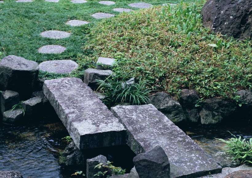 点击大图看下一张：日式庭院小石路图片