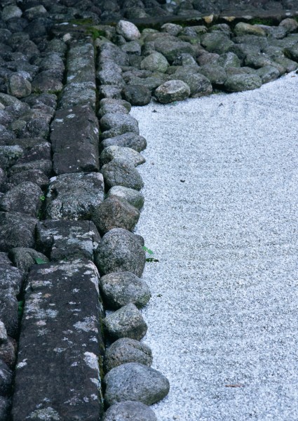 点击大图看下一张：日式庭院小石路图片