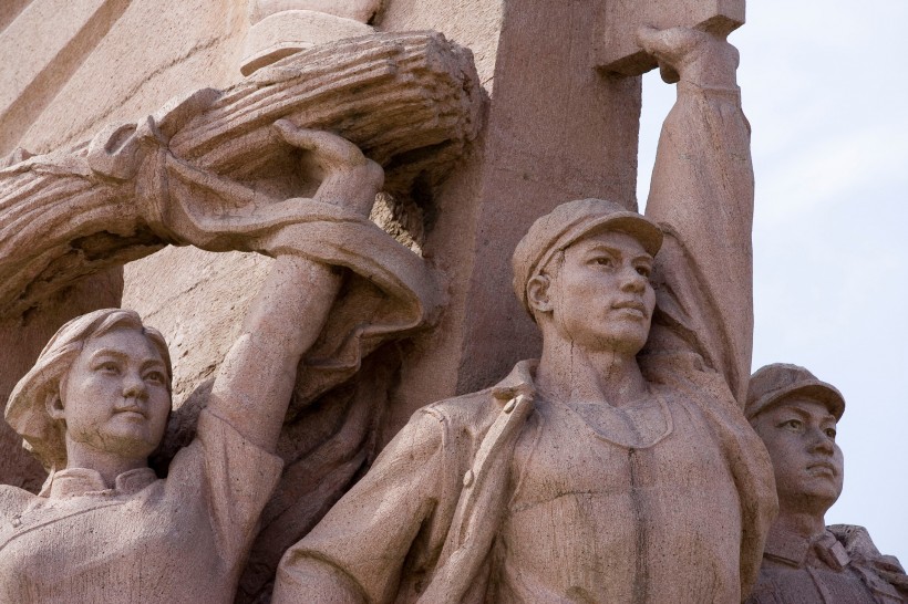 点击大图看下一张：天安门广场的英雄雕塑图片
