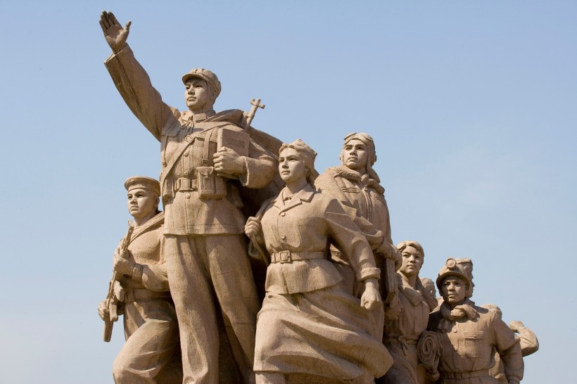点击大图看下一张：天安门广场的英雄雕塑图片