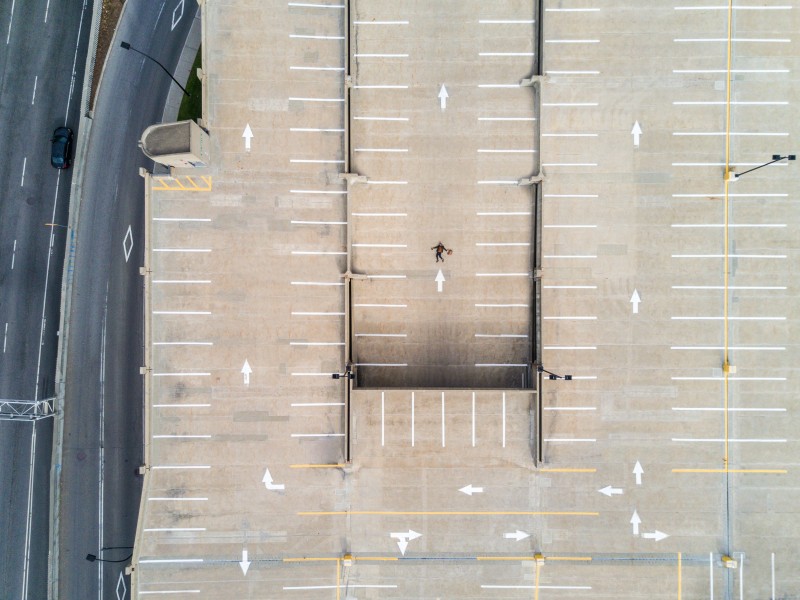 点击大图看下一张：空旷的停车场图片