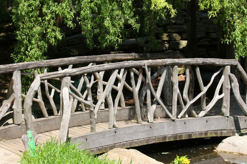 点击大图看下一张：木质结构的桥图片
