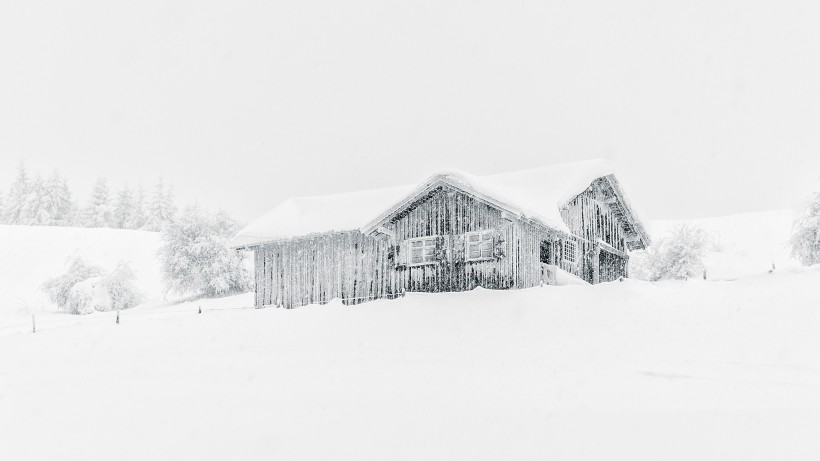 点击大图看下一张：被雪覆盖的小屋图片