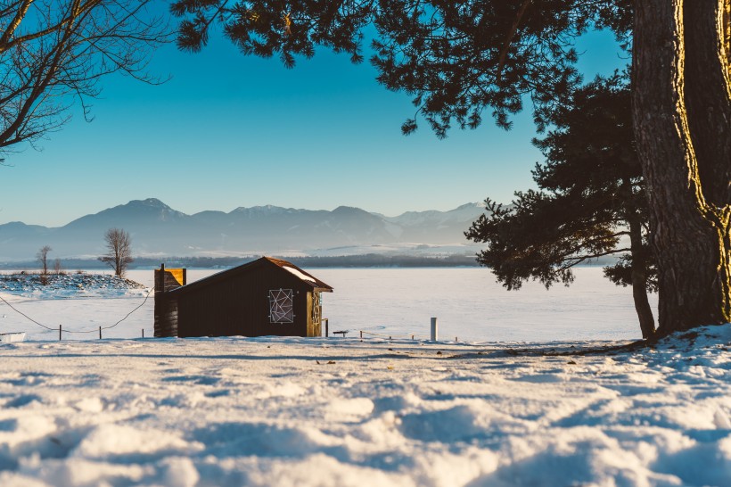 点击大图看下一张：被雪覆盖的小屋图片