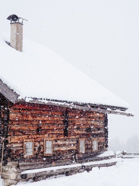 点击大图看下一张：被雪覆盖的小屋图片