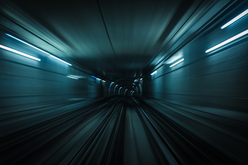 点击大图看下一张：延伸的汽车隧道图片