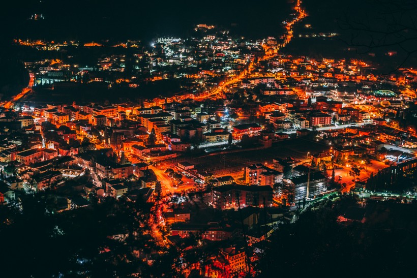 点击大图看下一张：夜幕中的城市图片