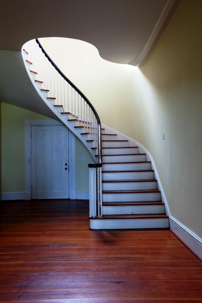 点击大图看下一张：整洁的楼梯图片