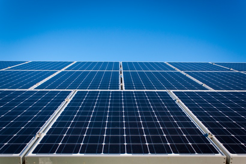 点击大图看下一张：整齐的太阳能电池板图片