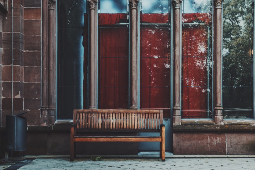点击大图看下一张：户外木制的长椅图片