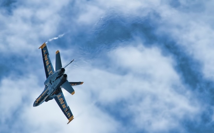 点击大图看下一张：美国海军“蓝天使”飞行表演队图片