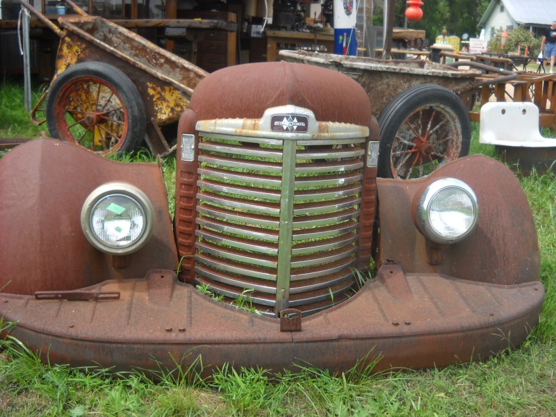 点击大图看下一张：旧的生锈汽车图片