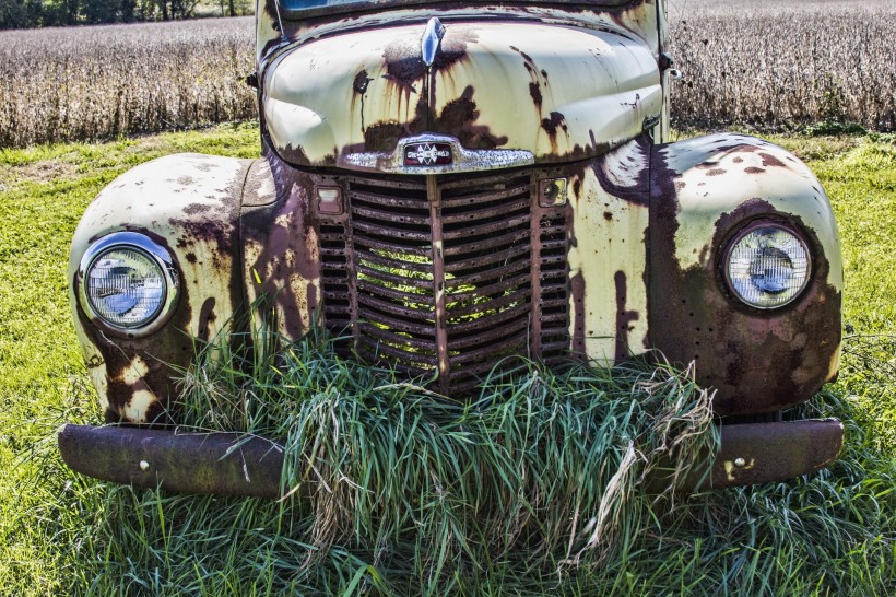 点击大图看下一张：旧的生锈汽车图片