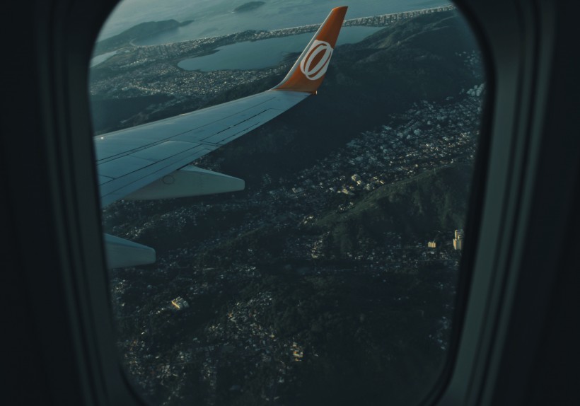 点击大图看下一张：飞机圆角窗口特写图片