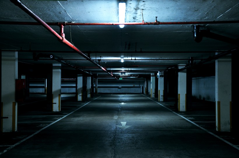 点击大图看下一张：地下停车场图片