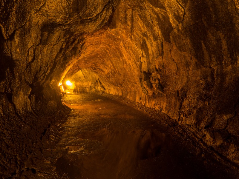 点击大图看下一张：长长的洞口和隧道图片
